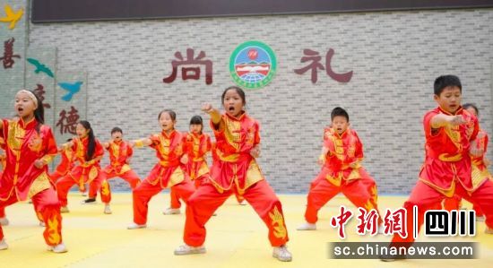 雁江四小武术操。雁江区委宣传部 供图 雁江四小武术操。雁江区委宣传部 供图