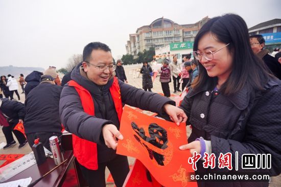 志愿者给群众送上春联。翁光建 摄 志愿者给群众送上春联。翁光建 摄