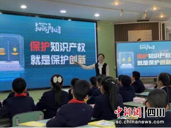 正在现场讲解。陶然 摄 正在现场讲解。陶然 摄