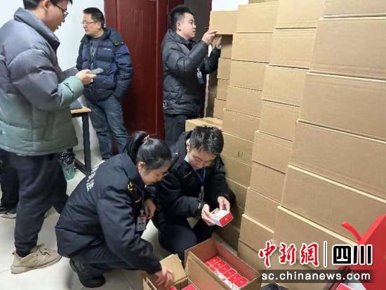 执法人员查处现场。叶歌 摄 执法人员查处现场。叶歌 摄