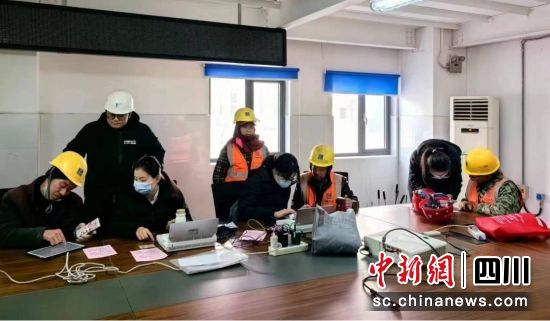 中信银行天津分行奔赴多个工地代发务工人员工资。中信银行 供图 中信银行天津分行奔赴多个工地代发务工人员工资。中信银行 供图