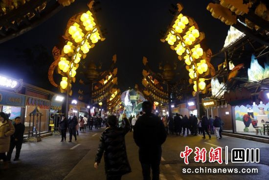 打造泸州“不夜城”。纳溪区融媒体中心供图 打造泸州“不夜城”。纳溪区融媒体中心供图