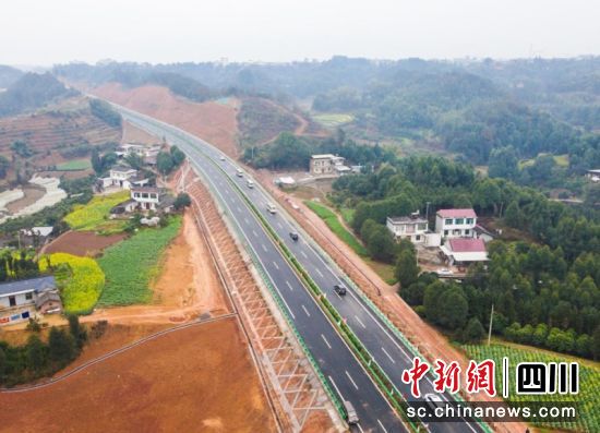 通车现场。赖小娟 摄 通车现场。赖小娟 摄
