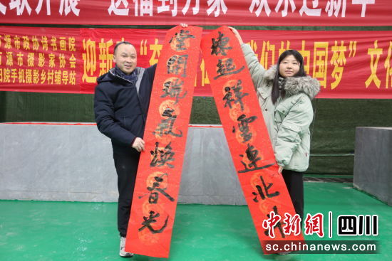 大三学子与春联合影。马发海 摄 大三学子与春联合影。马发海 摄