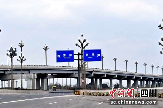 成都天府大道北延线正线新建段分道点。成都住建供图 成都天府大道北延线正线新建段分道点。成都住建供图