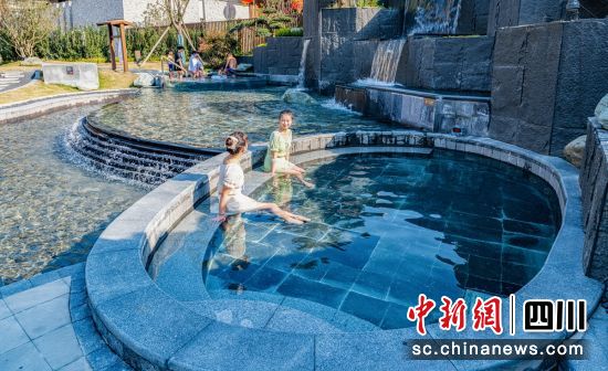 游客泡温泉。 游客泡温泉。