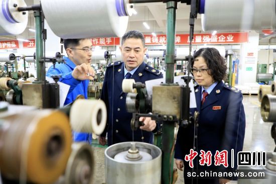 税务干部深入企业生产一线了解情况。四川税务供图 税务干部深入企业生产一线了解情况。四川税务供图
