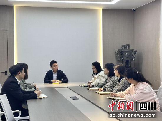 冠城集团执行董事洪振原(中)正在开会。尧欣雨 摄 冠城集团执行董事洪振原(中)正在开会。尧欣雨 摄