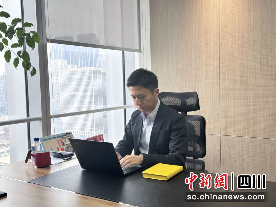 冠城集团执行董事洪振原正在工作。尧欣雨 摄 冠城集团执行董事洪振原正在工作。尧欣雨 摄