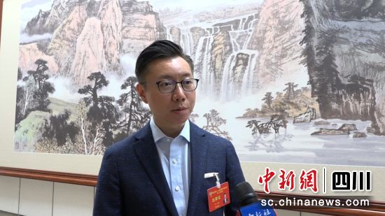成都两会期间,成都市政协常委、香港川渝同乡总会会长阎小颖接受采访。何美锟 摄 成都两会期间,成都市政协常委、香港川渝同乡总会会长阎小颖接受采访。何美锟 摄
