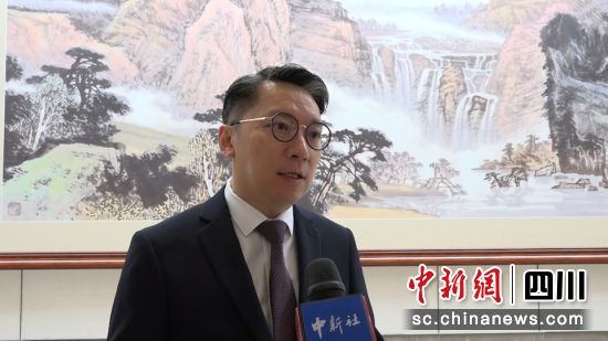 成都两会期间,成都市政协常委、成都海外联谊会副会长蔡文政接受采访。何美锟 摄 成都两会期间,成都市政协常委、成都海外联谊会副会长蔡文政接受采访。何美锟 摄