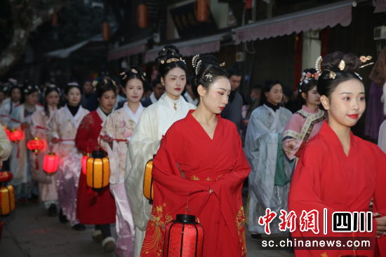 平乐古镇NPC为游客提供一场国潮年味狂欢体验。(平乐古镇 供图) 平乐古镇NPC为游客提供一场国潮年味狂欢体验。(平乐古镇 供图)