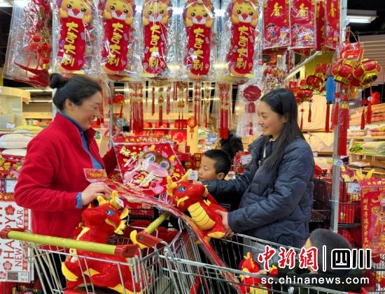 市民正在选购年货。衡欢 摄 市民正在选购年货。衡欢 摄