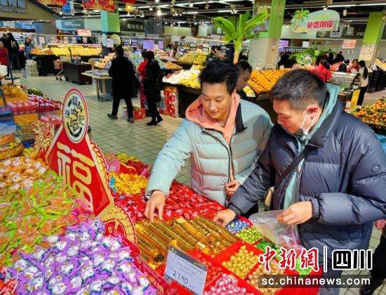 市民正在选购年货。衡欢 摄 市民正在选购年货。衡欢 摄