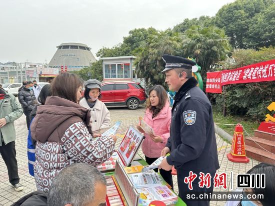 民警向群众讲解毒品的种类和危害。 绵阳市公安局游仙区分局供图 民警向群众讲解毒品的种类和危害。 绵阳市公安局游仙区分局供图