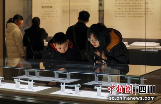 市民正在南充市博物馆参观展品。黎涛 摄 市民正在南充市博物馆参观展品。黎涛 摄