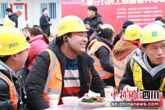 工友们在一起欢聚团年。成都东部新区 供图 工友们在一起欢聚团年。成都东部新区 供图