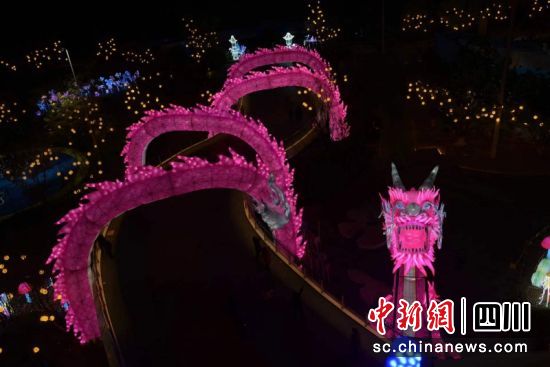 美丽长龙已呈现。谢璐 摄 美丽长龙已呈现。谢璐 摄