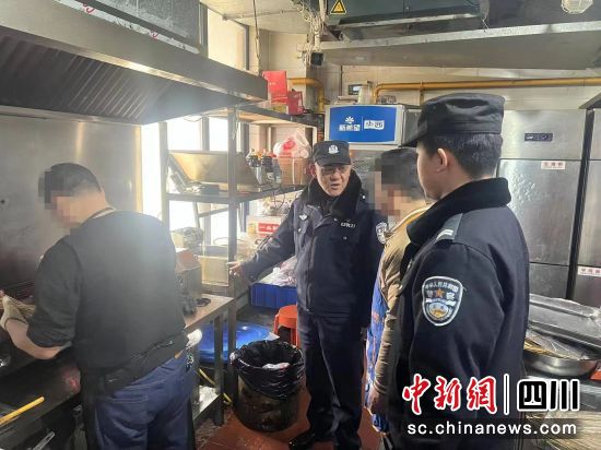 对餐饮店后厨进行安全检查。 绵阳市公安局科技城新区分局供图 对餐饮店后厨进行安全检查。 绵阳市公安局科技城新区分局供图