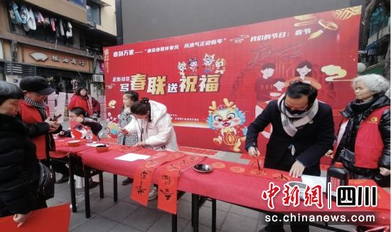 艺术家们现场写对联。马力贤 摄 艺术家们现场写对联。马力贤 摄