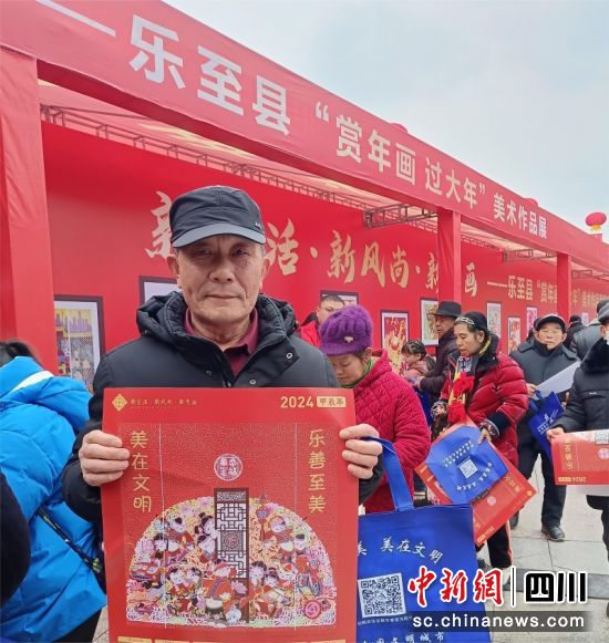 赏年画活动现场。罗朴 摄 赏年画活动现场。罗朴 摄