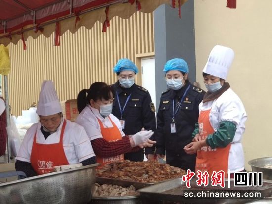 执法人员深入现场检查。熊卓 摄 执法人员深入现场检查。熊卓 摄