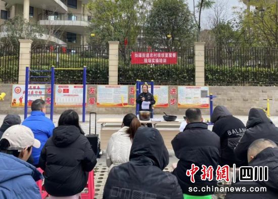 执法人员正在现场讲解。熊卓 摄 执法人员正在现场讲解。熊卓 摄