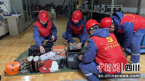 彭械和同事正在清点设备。刘倩 摄 彭械和同事正在清点设备。刘倩 摄
