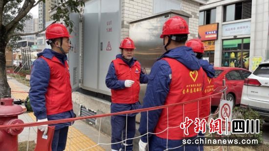 在佑之路彭械正在叮嘱同事。刘倩 摄 在佑之路彭械正在叮嘱同事。刘倩 摄