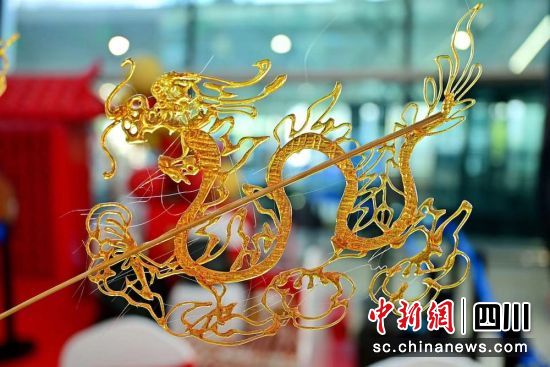 用糖画“画”个龙。 陶轲 摄 用糖画“画”个龙。 陶轲 摄