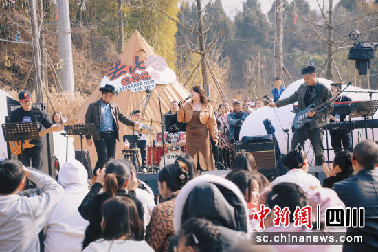 乐队倾情献唱。 中江县委宣传部供图 乐队倾情献唱。 中江县委宣传部供图