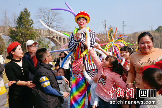 “小丑”与孩子们互动。 中江县委宣传部供图 “小丑”与孩子们互动。 中江县委宣传部供图