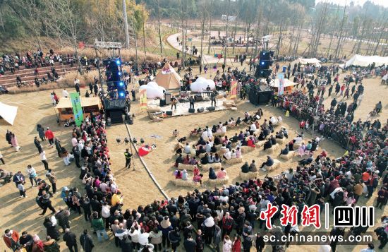 乐队演出时的热闹场面。 中江县委宣传部供图 乐队演出时的热闹场面。 中江县委宣传部供图