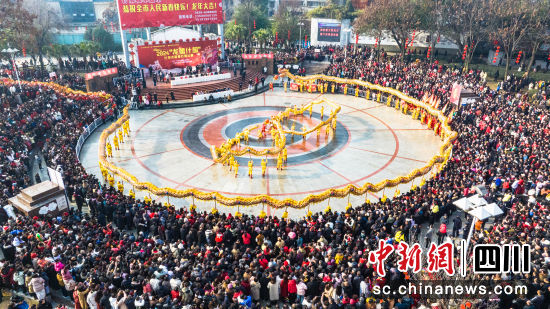 迎春灯舞比赛。 什邡市委宣传部供图 迎春灯舞比赛。 什邡市委宣传部供图