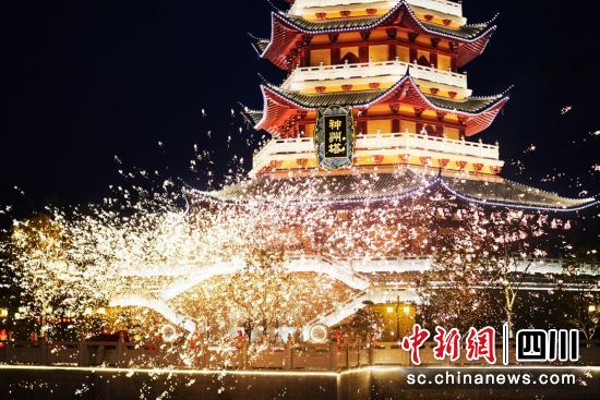 非遗“打铁花”。 绵阳方特供图 非遗“打铁花”。 绵阳方特供图