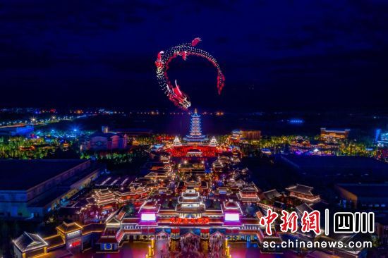 上千架无人机呈现祥龙之姿盘旋在夜空。 绵阳方特供图 上千架无人机呈现祥龙之姿盘旋在夜空。 绵阳方特供图