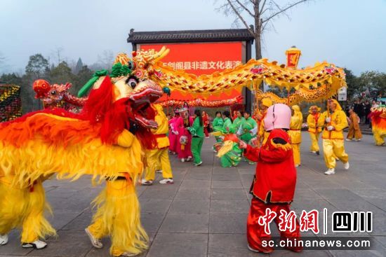 剑门关景区上演精彩的非遗文化节目。陈珊 摄 剑门关景区上演精彩的非遗文化节目。陈珊 摄