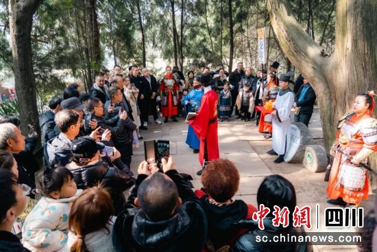 翠云廊景区的文艺演出吸引众多游客观看。王春波 摄 翠云廊景区的文艺演出吸引众多游客观看。王春波 摄