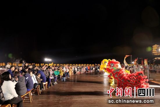 象征着团圆与和谐的百米长龙宴正式开宴。成都东部新区 供图 象征着团圆与和谐的百米长龙宴正式开宴。成都东部新区 供图