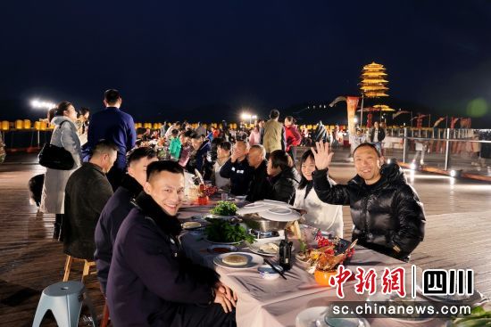 大家欢聚一堂互道祝福。成都东部新区 供图 大家欢聚一堂互道祝福。成都东部新区 供图
