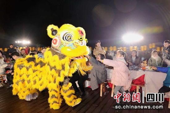 民乐表演、非遗舞狮现场。成都东部新区 供图 民乐表演、非遗舞狮现场。成都东部新区 供图