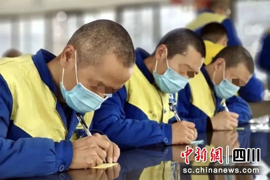 戒毒人员书写亲情书信。四川省戒毒管理局 供图 戒毒人员书写亲情书信。四川省戒毒管理局 供图