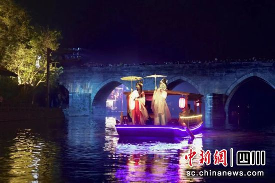 平乐古镇特色国潮活动。(平乐古镇 供图) 平乐古镇特色国潮活动。(平乐古镇 供图)