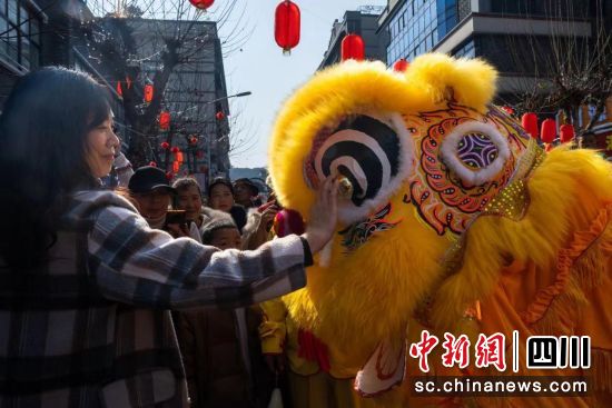 雅安民俗舞龙表演。(雅安市文化体育和旅游局 供图) 雅安民俗舞龙表演。(雅安市文化体育和旅游局 供图)
