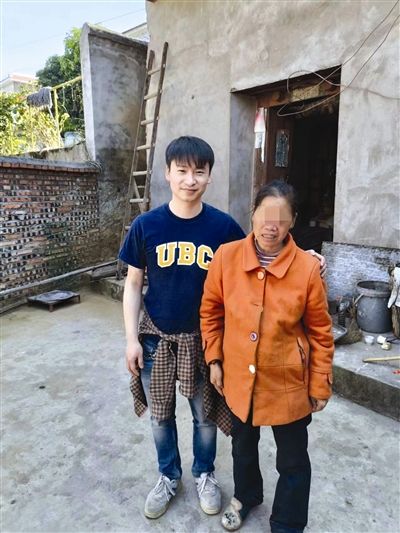 苟永明在四川米易与母亲重逢 图片由宝贝回家志愿者提供 苟永明在四川米易与母亲重逢 图片由宝贝回家志愿者提供