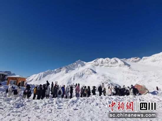 达古冰川景区春节假期游客大幅增加。达古冰川景区 供图 达古冰川景区春节假期游客大幅增加。达古冰川景区 供图