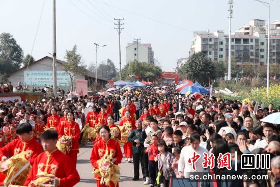 人山人海。江阳区融媒体中心供图 人山人海。江阳区融媒体中心供图