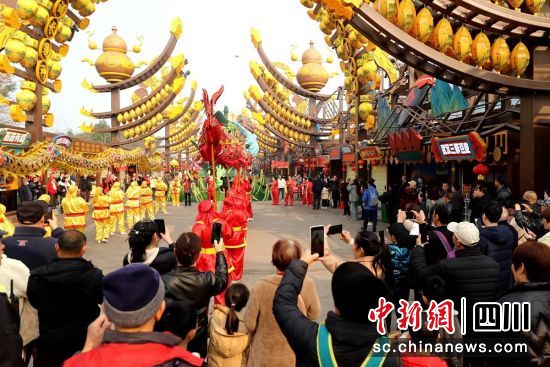 景区景点人气旺。纳溪区融媒体中心供图 景区景点人气旺。纳溪区融媒体中心供图