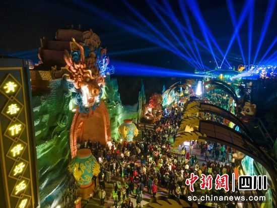 山河明月·醉酒城成为市民热衷游玩地。纳溪区融媒体中心供图 山河明月·醉酒城成为市民热衷游玩地。纳溪区融媒体中心供图
