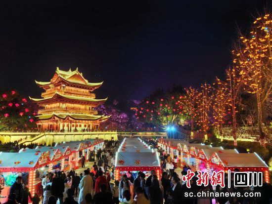 灯光璀璨的宜宾合江门广场,吸引众多游客前往打卡。郭晓娟 摄 灯光璀璨的宜宾合江门广场,吸引众多游客前往打卡。郭晓娟 摄